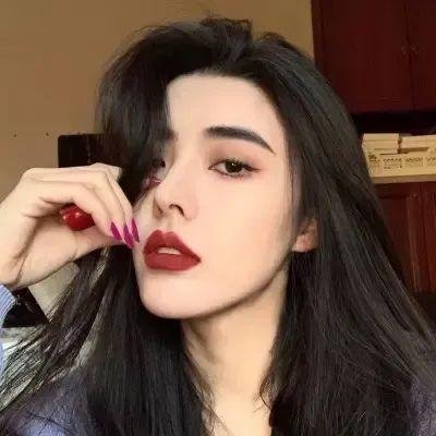 穿风信子蓝的少女